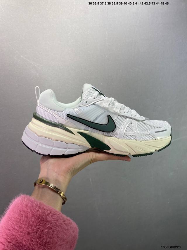 Nike V2K Runtekk 减震防滑复古低帮跑步鞋 材质上使用大面积网眼 皮革 Tpu 组成 支撑和透气性肯定不错 中底处由 Cushlon 泡绵打造 保