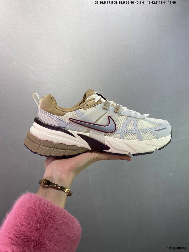 Nike V2K Runtekk 减震防滑复古低帮跑步鞋 材质上使用大面积网眼 皮革 Tpu 组成 支撑和透气性肯定不错 中底处由 Cushlon 泡绵打造 保