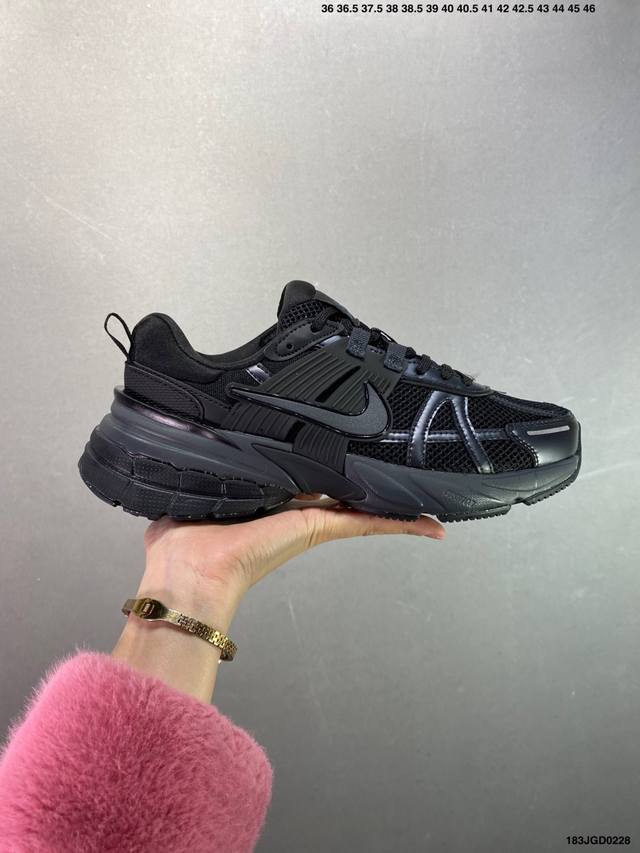 Nike V2K Runtekk 减震防滑复古低帮跑步鞋 材质上使用大面积网眼 皮革 Tpu 组成 支撑和透气性肯定不错 中底处由 Cushlon 泡绵打造 保