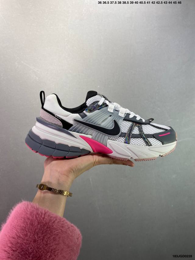 Nike V2K Runtekk 减震防滑复古低帮跑步鞋 材质上使用大面积网眼 皮革 Tpu 组成 支撑和透气性肯定不错 中底处由 Cushlon 泡绵打造 保