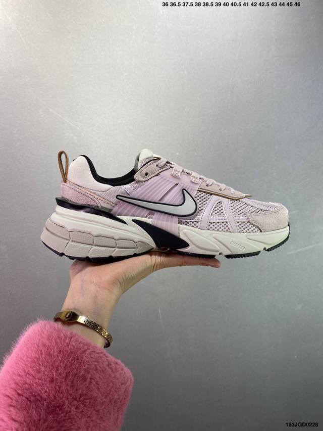 Nike V2K Runtekk 减震防滑复古低帮跑步鞋 材质上使用大面积网眼 皮革 Tpu 组成 支撑和透气性肯定不错 中底处由 Cushlon 泡绵打造 保