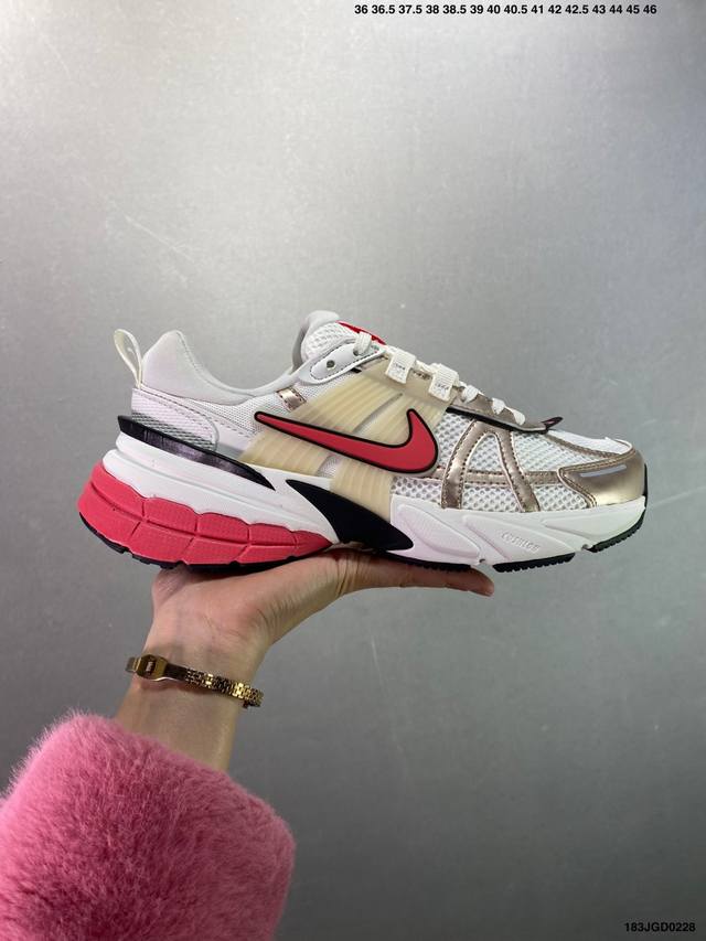 Nike V2K Runtekk 减震防滑复古低帮跑步鞋 材质上使用大面积网眼 皮革 Tpu 组成 支撑和透气性肯定不错 中底处由 Cushlon 泡绵打造 保