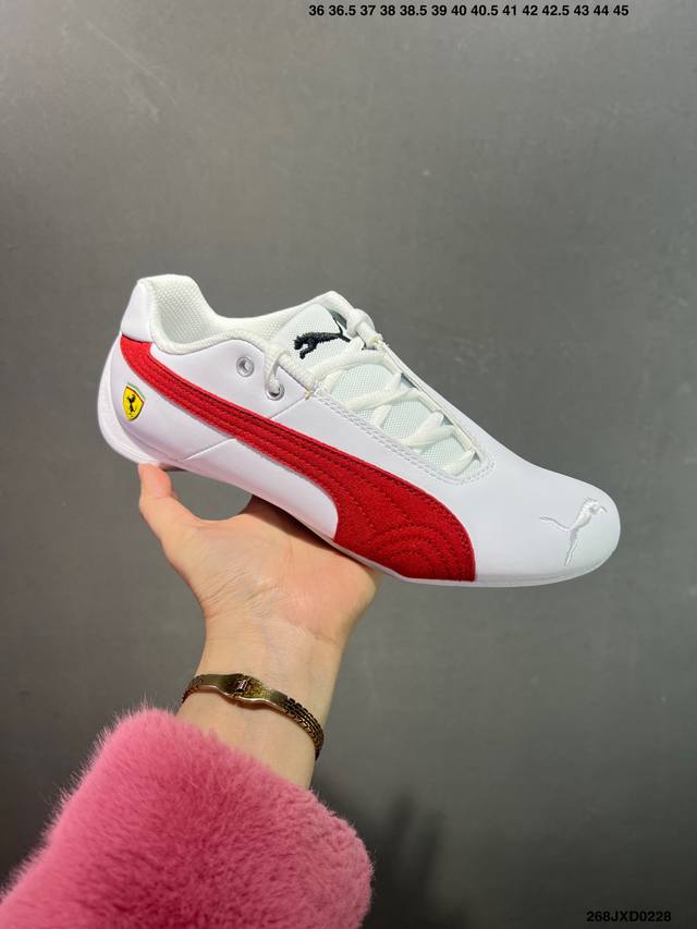 公司级Puma Scuderia Ferrari 白红 彪马低帮复古运动休闲赛车跑鞋 以趣味十足又前卫复古的设计引领潮流，将赛道精神融入街头时尚，开启前卫竞速之