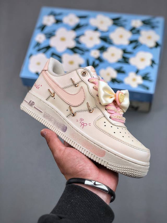 Nike Air Force 1 Low 07 蝴蝶结 少女感 白粉四金铁钩原楦头原纸板 打造纯正低帮空军版型专注外贸渠道 全掌内置蜂窝气垫 原盒配件 原厂中底 - 点击图像关闭