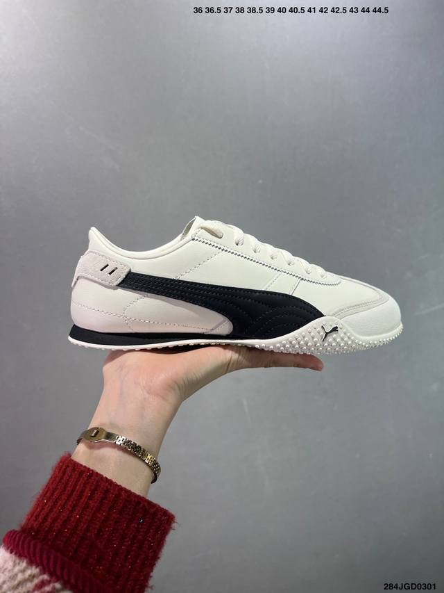 公司级Puma Bella Ut 白色 早在1981年，Puma凭借Speedcat将快速发展的一级方程式赛车带到了街头。今天，我们借助Speedcat重新推出