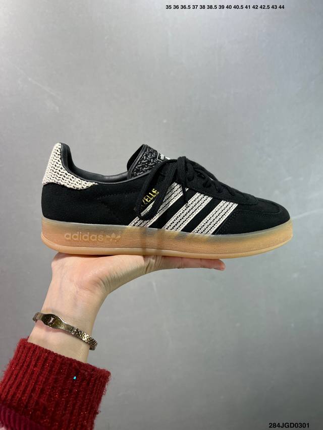 公司级Adidas Originals Gazelle Indoor 三叶草休闲防滑耐磨低帮板鞋 鞋头出色设计 塑就出众贴合感 稳固的后跟贴合足部曲线设计 软弹