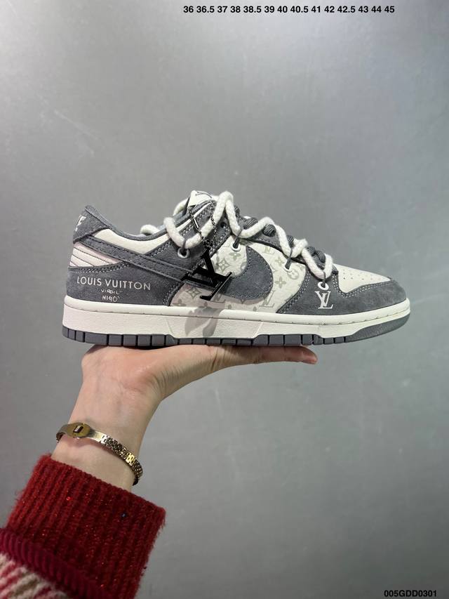 核心私 公司级Nike Dunk Sb Low 定制配色 定制Dunk Sb顾名思义，具有经典的Dunk血缘，又注入了更多的时尚元素。相较于普通的Dunk滑板鞋