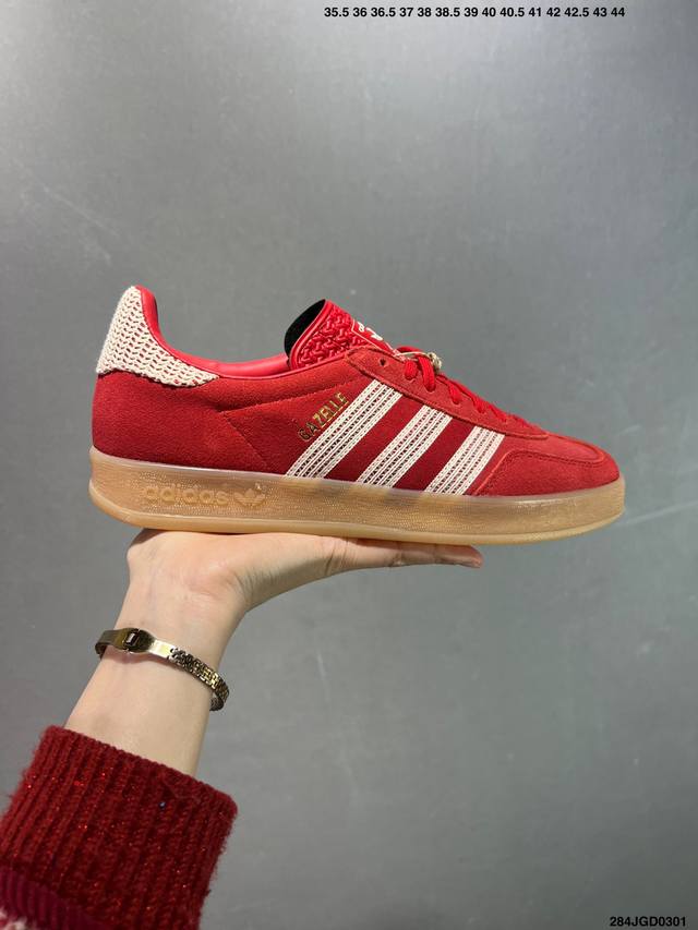 公司级Adidas Originals Gazelle Indoor 红色 此款鞋延续了橡胶外底和经典款式的传统。优质绒面革鞋面和标志性的3条纹采用明亮的对比色