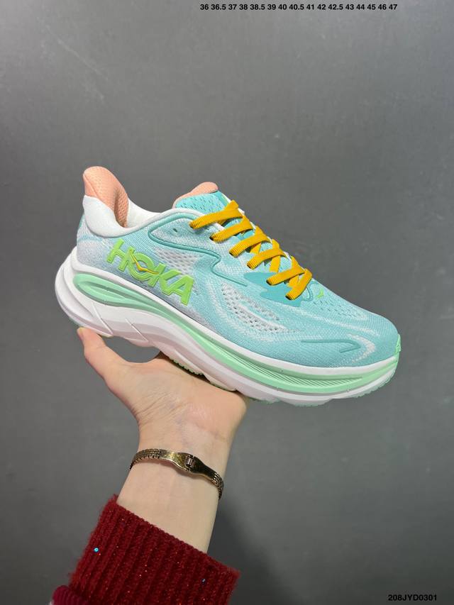 公司级小红书推荐Hoka M Clifton 10全新配色 这个品牌来自于新西兰的毛利语，Hoka表示大地，One One表示飞越，连起来就是飞越地平线，One