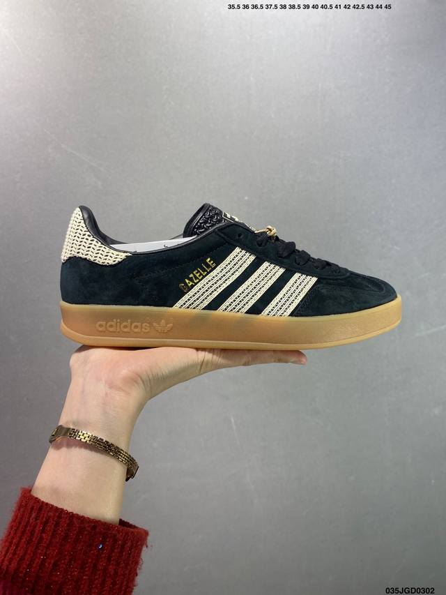 Adidas Originals Gazelle Indoor 此款鞋延续了橡胶外底和经典款式的传统。优质绒面革鞋面和标志性的3条纹采用明亮的对比色，为久经考验