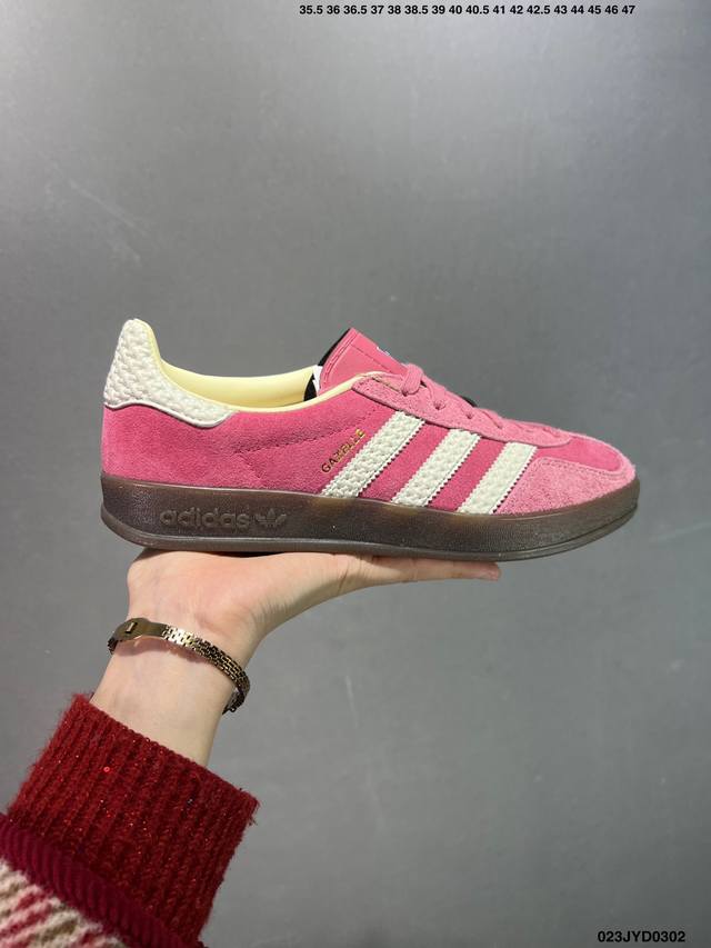 公司级Adidas Originals Gazelle Indoor 此款鞋延续了橡胶外底和经典款式的传统。优质绒面革鞋面和标志性的3条纹采用明亮的对比色，为久