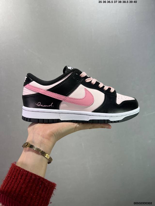 公司级耐克 Nike Dunk Low 运动鞋复古解构绑带板鞋 作为 80 年代经典篮球鞋款，起初专为硬木球场打造，后来成为席卷街头的时尚标杆，现以经典细节和复