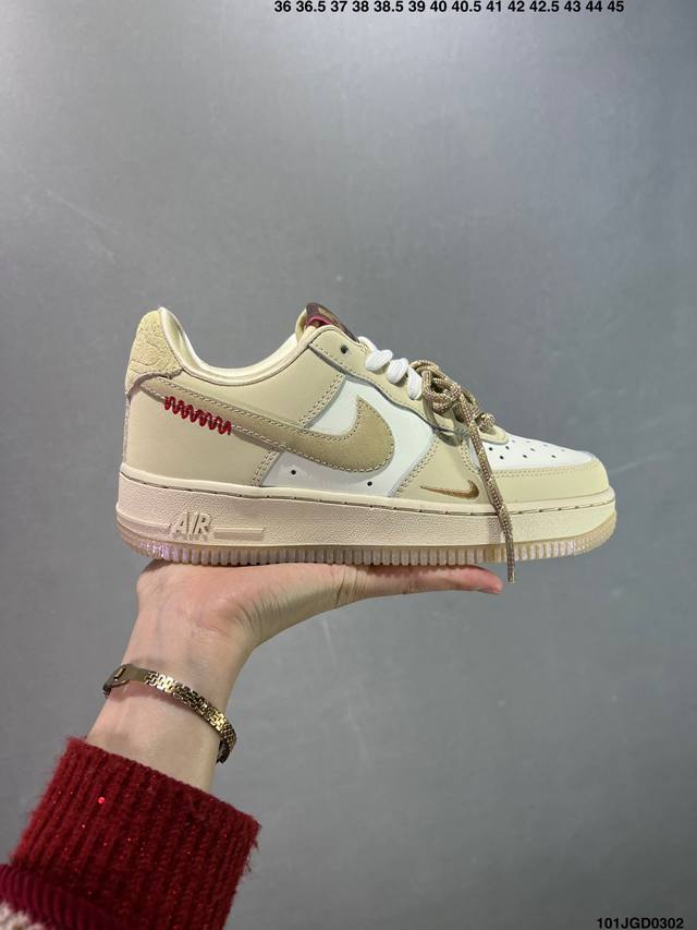 Air Force 1 ‘07 Low 蛇年白棕 原楦头原纸板 打造纯正空军版型 #专注外贸渠道 全掌内置蜂窝气垫 #原盒配件 原厂中底钢印、拉帮完美 官方同步