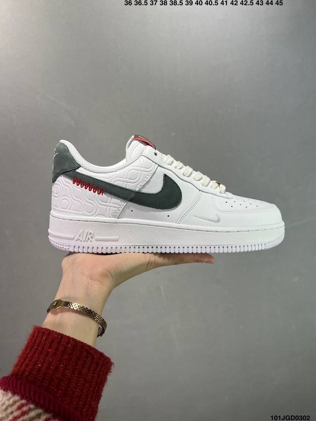 Air Force 1 ‘07 Low 蛇年白棕 原楦头原纸板 打造纯正空军版型 #专注外贸渠道 全掌内置蜂窝气垫 #原盒配件 原厂中底钢印、拉帮完美 官方同步