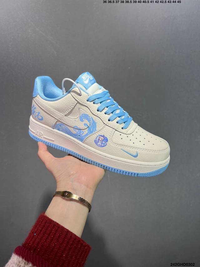 核心私 公司级Nike Air Force 1 Low “青花瓷”“Celadon” 初闻“青花瓷”之名，脑海中便会浮现出一幅烟雨朦胧的江南画卷。那细腻洁白的胎