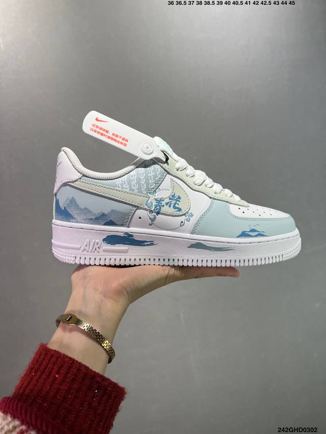 核心私 公司级Nike Air Force 1 Low “青花瓷”“Celadon” 初闻“青花瓷”之名，脑海中便会浮现出一幅烟雨朦胧的江南画卷。那细腻洁白的胎