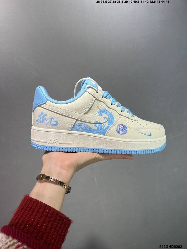 核心私 公司级Nike Air Force 1 Low “青花瓷”“Celadon” 初闻“青花瓷”之名，脑海中便会浮现出一幅烟雨朦胧的江南画卷。那细腻洁白的胎