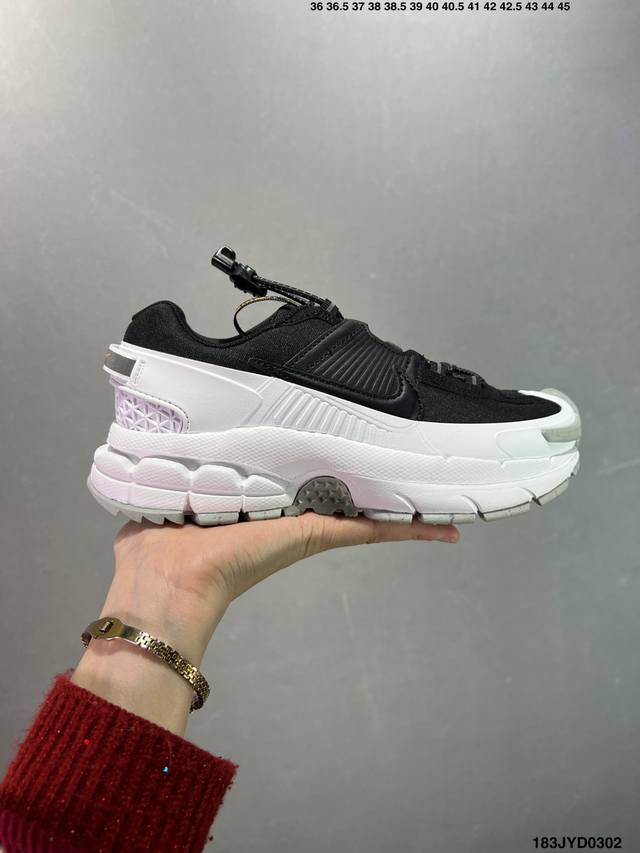 公司级耐克Nike Zoom Vomero Roam 5Roam 复古跑五代休闲运动慢跑鞋 纯原版本 简洁设计 功能性强 防水防撕裂鞋面 鞋带也改成了束绳设计