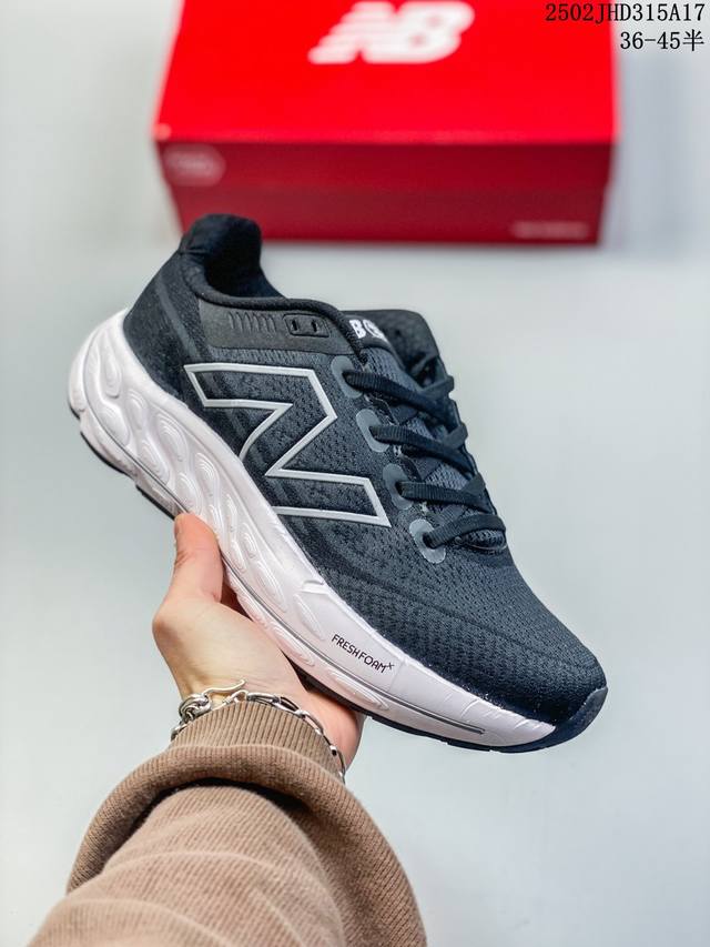 New Balance Foam X Vongo V6 Nb 系列超轻量化低帮休闲运动慢跑鞋 采用超轻透气3D针织网眼材料结构鞋面及打印Logo细节 中底嵌入F