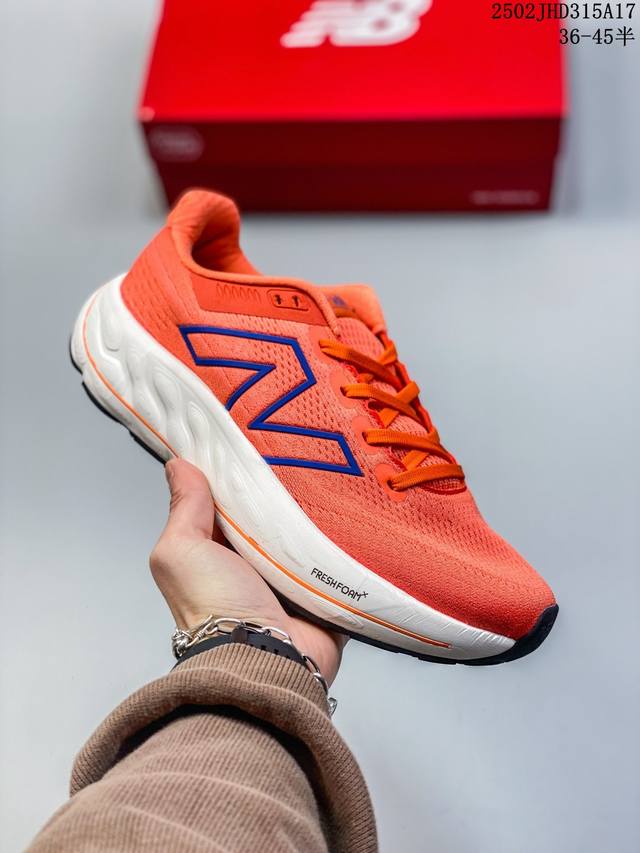 New Balance Foam X Vongo V6 Nb 系列超轻量化低帮休闲运动慢跑鞋 采用超轻透气3D针织网眼材料结构鞋面及打印Logo细节 中底嵌入F