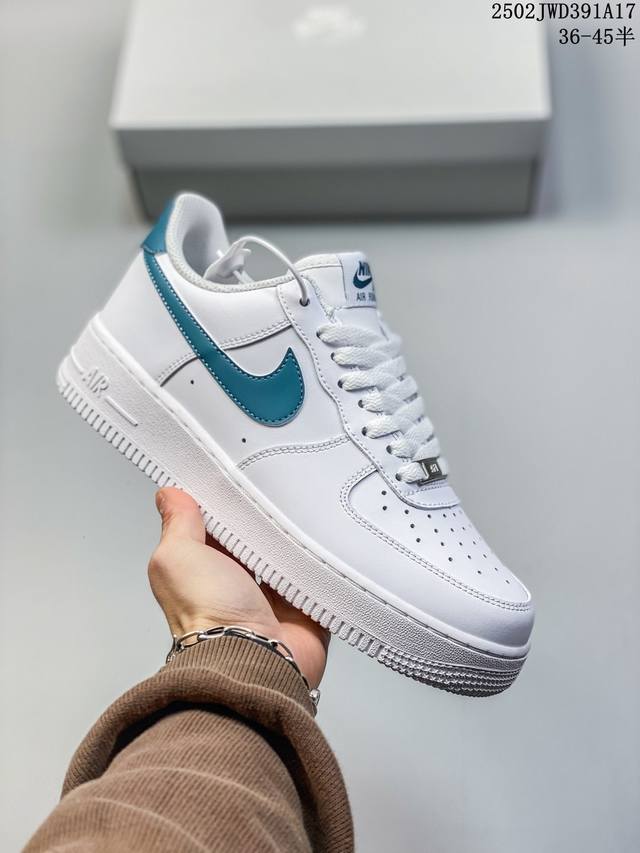 公司级带半码 耐克Nike Air Force 1‘07 空军一号低帮百搭休闲运动板鞋。柔软、弹性十足的缓震性能和出色的中底设计，横跨复古与现代的外型结合，造就