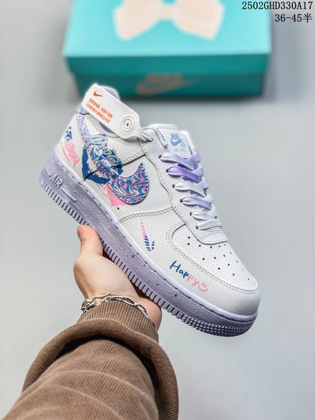 公司级 带半码 耐克Nike Air Force 1‘07 空军一号低帮百搭休闲运动板鞋。柔软、弹性十足的缓震性能和出色的中底设计，横跨复古与现代的外型结合，造