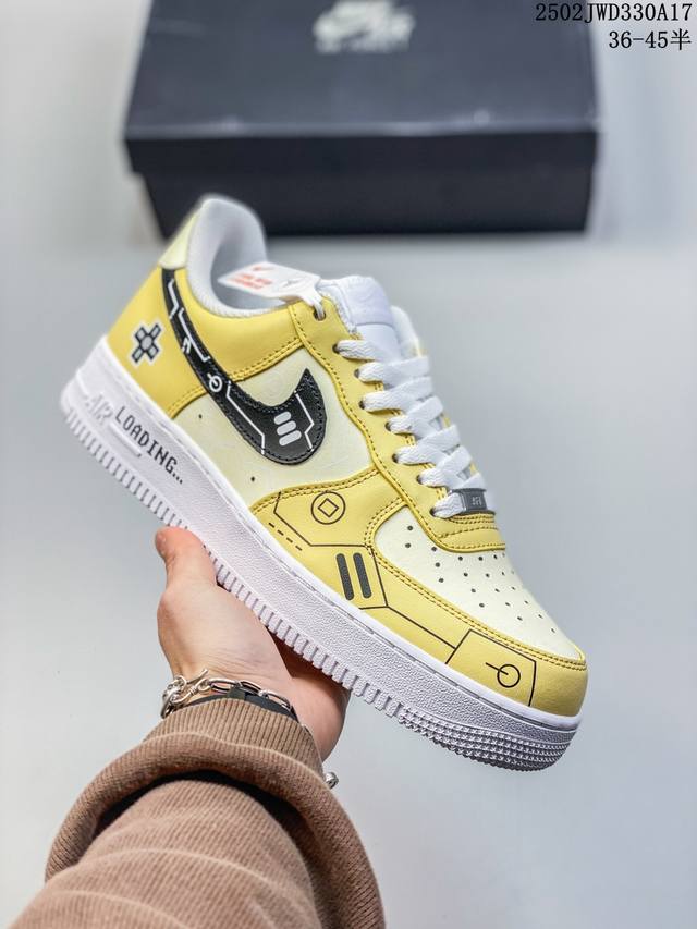 公司级 带半码 耐克Nike Air Force 1‘07 空军一号低帮百搭休闲运动板鞋。柔软、弹性十足的缓震性能和出色的中底设计，横跨复古与现代的外型结合，造