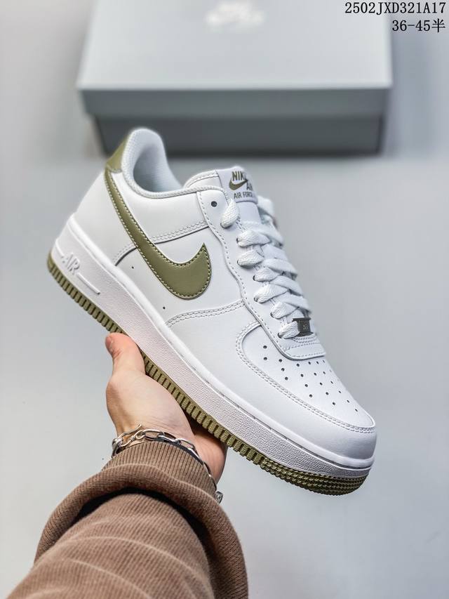 公司级 带半码 耐克Nike Air Force 1‘07 空军一号低帮百搭休闲运动板鞋。柔软、弹性十足的缓震性能和出色的中底设计，横跨复古与现代的外型结合，造