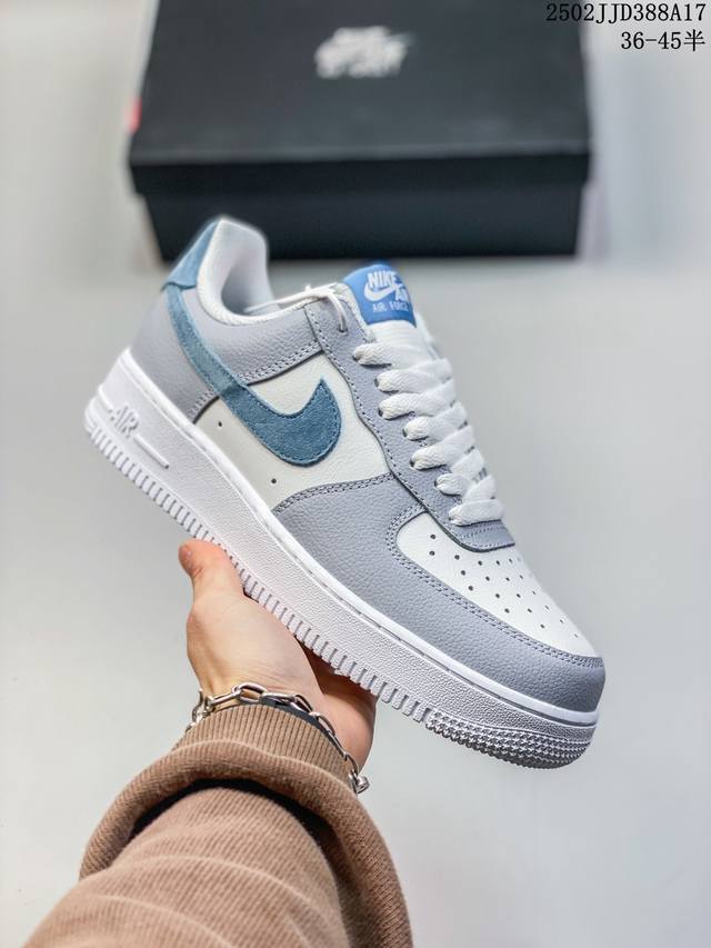 公司级 带半码 耐克Nike Air Force 1‘07 空军一号低帮百搭休闲运动板鞋。柔软、弹性十足的缓震性能和出色的中底设计，横跨复古与现代的外型结合，造