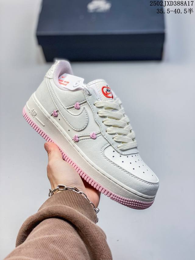 公司级 带半码 耐克Nike Air Force 1‘07 空军一号低帮百搭休闲运动板鞋。柔软、弹性十足的缓震性能和出色的中底设计，横跨复古与现代的外型结合，造