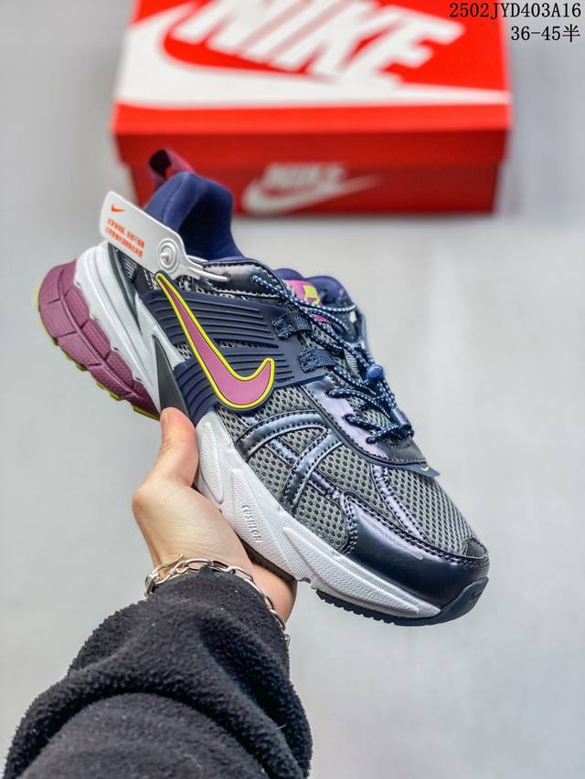 Nike V2K Run 复古单品 纯原级别 复古老爹鞋跑步鞋 鞋款被命名为 Runtekk 设计上借鉴了 2000 年的跑鞋风格 配色上以金属银为主调 简练又