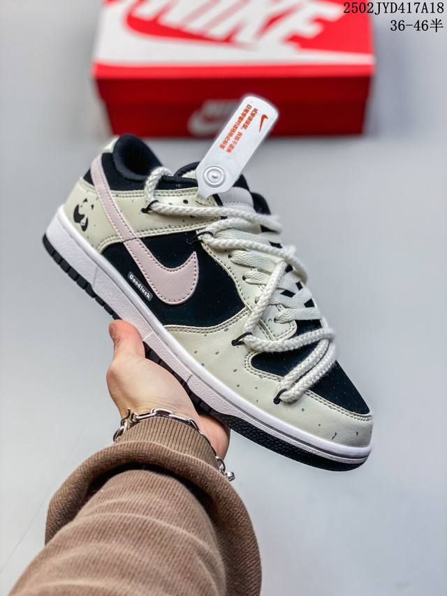 绑绳Off-White解构风定制耐克Nike Sb Dunk Low Pro 绑带系列 复古低帮休闲运动滑板板鞋。采用脚感柔软舒适Zoomair气垫，有效吸收滑