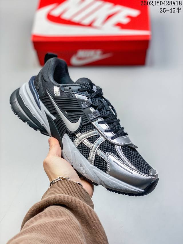 Nike 耐克 V2K Run 减震防滑 复古低帮运动跑步鞋 超火复古跑鞋，采用太空革组合呼吸网眼布鞋面材质，搭载正确4层组合底模，嵌入Tpu加固稳定模块,双层