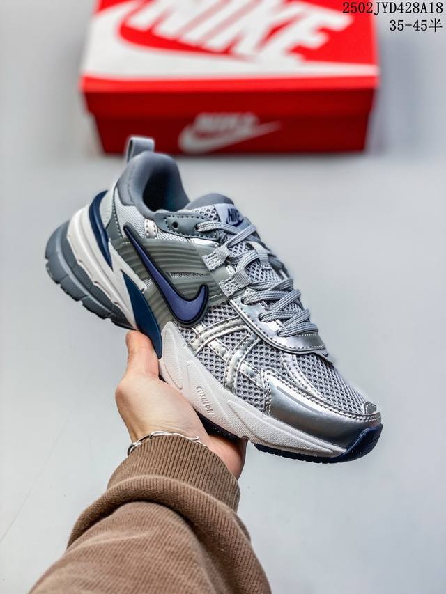 Nike 耐克 V2K Run 减震防滑 复古低帮运动跑步鞋 超火复古跑鞋，采用太空革组合呼吸网眼布鞋面材质，搭载正确4层组合底模，嵌入Tpu加固稳定模块,双层