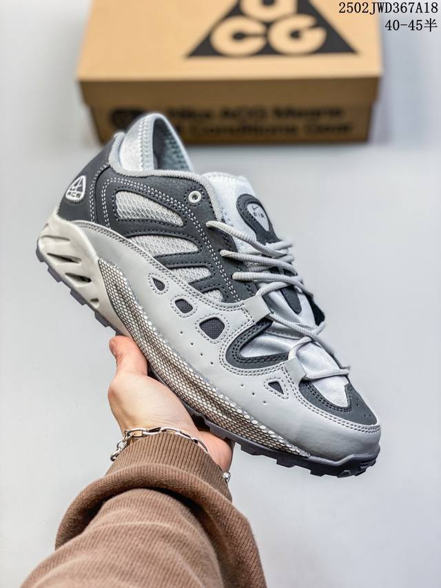 Nike Acg Air Exploraid百搭舒适低帮徒步鞋，鞋身 包裹弹性内靴式结构，中顶轮廓和安全的鞋带系统提供卓越的脚踝支撑，有助于在变化多端的地形提供 - 点击图像关闭