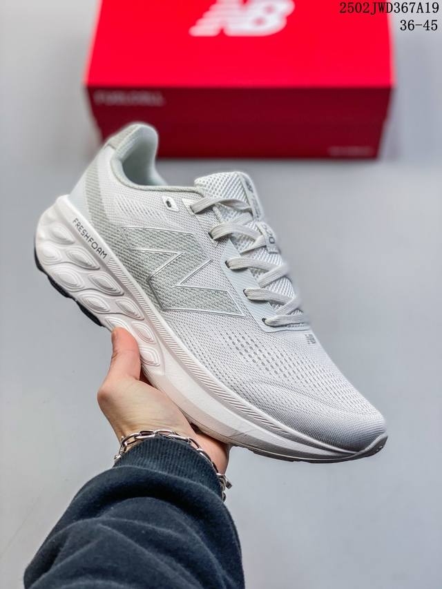 New Balance Nb休闲低帮跑步鞋，织物鞋面，舒适透气。鞋身设计方便穿脱。系带设计，贴合脚踝，鞋底设计采用耐磨的鞋底，增强耐用性。 货号：M520Lb9