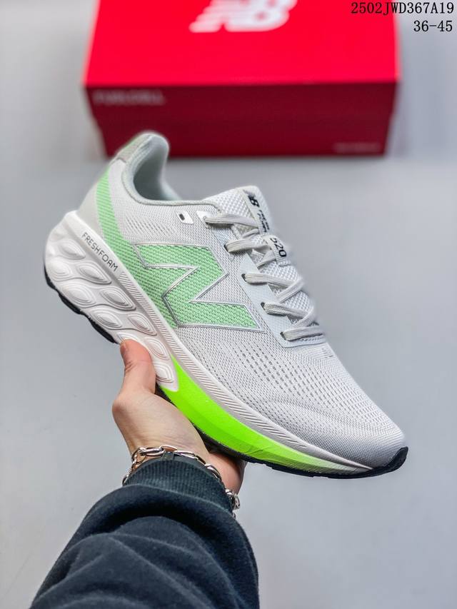 New Balance Nb休闲低帮跑步鞋，织物鞋面，舒适透气。鞋身设计方便穿脱。系带设计，贴合脚踝，鞋底设计采用耐磨的鞋底，增强耐用性。 货号：M520Lb9