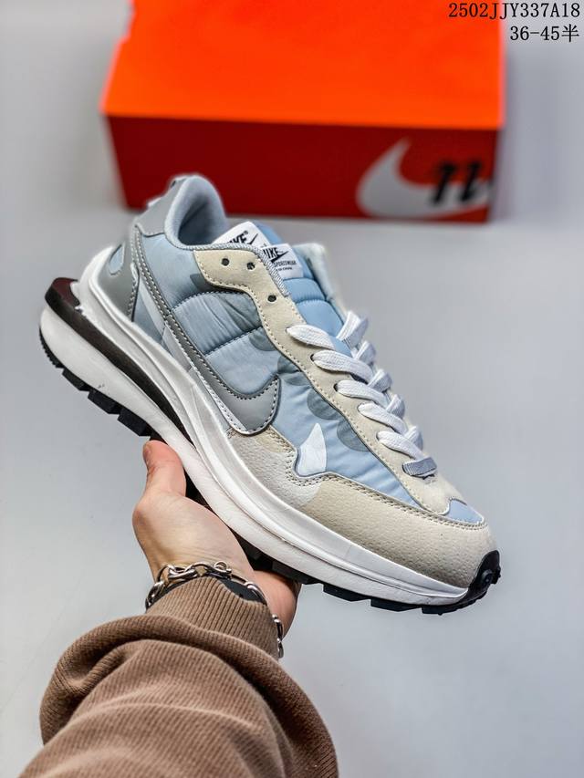 耐克Sacai X Nike Regasus Vaporrly Sp 华夫双勾三代3.0走秀 鞋身材质由翻毛皮和透气网布共同打造。熟悉的解构手法、重叠Swoos