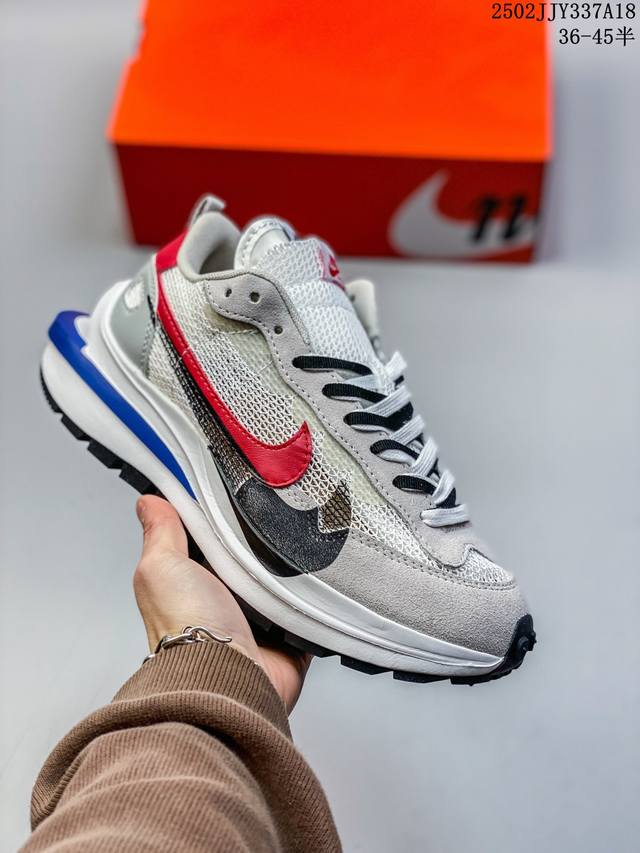 耐克Sacai X Nike Regasus Vaporrly Sp 华夫双勾三代3.0走秀 鞋身材质由翻毛皮和透气网布共同打造。熟悉的解构手法、重叠Swoos