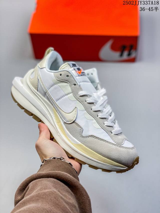 耐克Sacai X Nike Regasus Vaporrly Sp 华夫双勾三代3.0走秀 鞋身材质由翻毛皮和透气网布共同打造。熟悉的解构手法、重叠Swoos