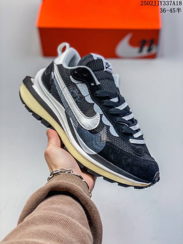 耐克Sacai X Nike Regasus Vaporrly Sp 华夫双勾三代3.0走秀 鞋身材质由翻毛皮和透气网布共同打造。熟悉的解构手法、重叠Swoos