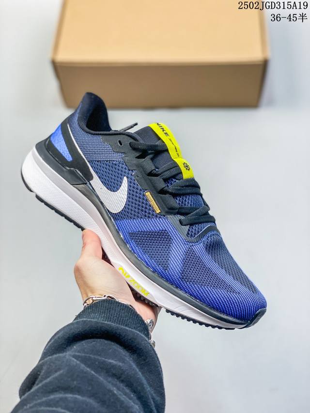 公司级Nike Air Zoom Structure 25 轻量跑鞋。鞋面采用透气工程网眼材质制作。鞋身整体轻盈舒适透气,鞋子颜色以白灰色为主色调！耐克Logo