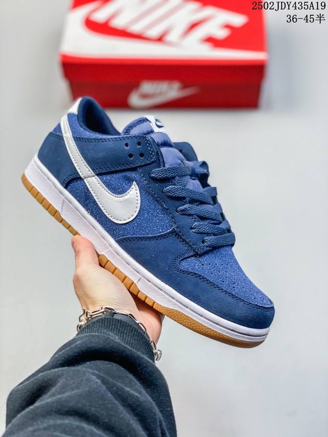 真标带半码 耐克Nike Sb Dunk Low 扣篮系列复古低帮休闲运动滑板板鞋。采用脚感柔软舒适Zoomair气垫，有效吸收滑板等极限运动在落地时带来的冲击