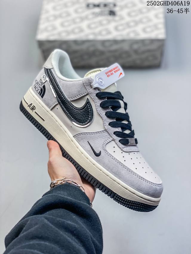 海外限量发售！公司级Nike Air Force 1 '07 Low “北面联名 米灰碳黑勾”空军一号 低帮 运动鞋 休闲鞋 折边针车 工艺难度大 原楦头原纸板