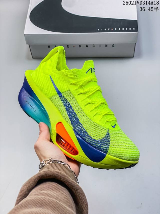 公司级新品发布 Nike Air Zoom Alphafly Next%3 Proto整体采用前作的设计语言，并且对后者的细节进行升级，马拉松和长距离路跑的性能