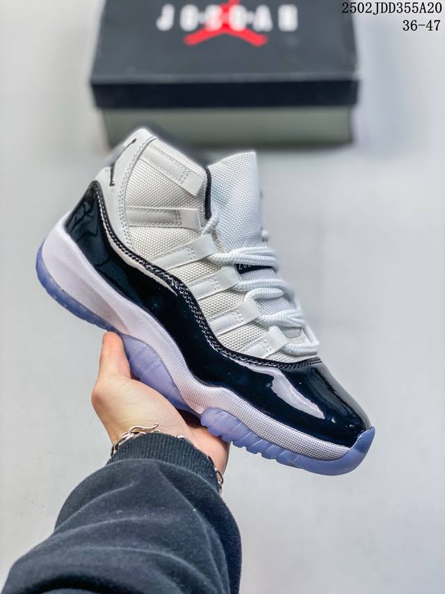 Air Jordan 11 Retro Low ”Georgetown“ 乔治城 鞋面采用灰色布面与海军蓝色漆皮相搭配，后跟应该依然使用经典的23号，并且采用白