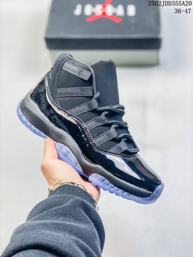 Air Jordan 11 Retro Low ”Georgetown“ 乔治城 鞋面采用灰色布面与海军蓝色漆皮相搭配，后跟应该依然使用经典的23号，并且采用白