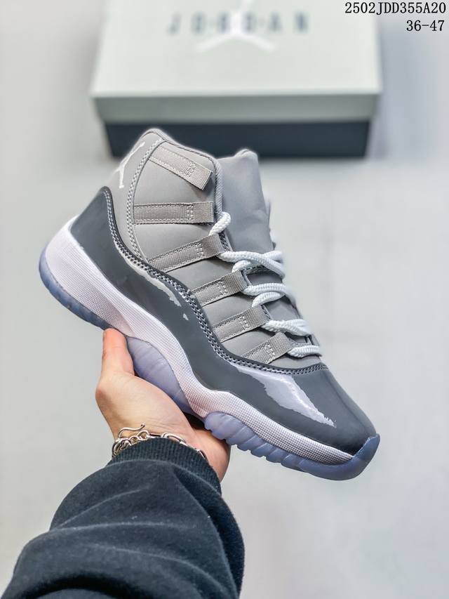 Air Jordan 11 Retro Low ”Georgetown“ 乔治城 鞋面采用灰色布面与海军蓝色漆皮相搭配，后跟应该依然使用经典的23号，并且采用白