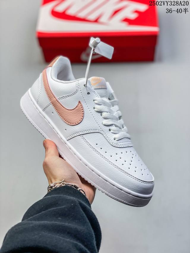 公司级Nike Court Vision Low 白黑 受1980年代中期趋势的启发，Nikecourt Vision Low是一款融合了复古篮球风格的混合运动