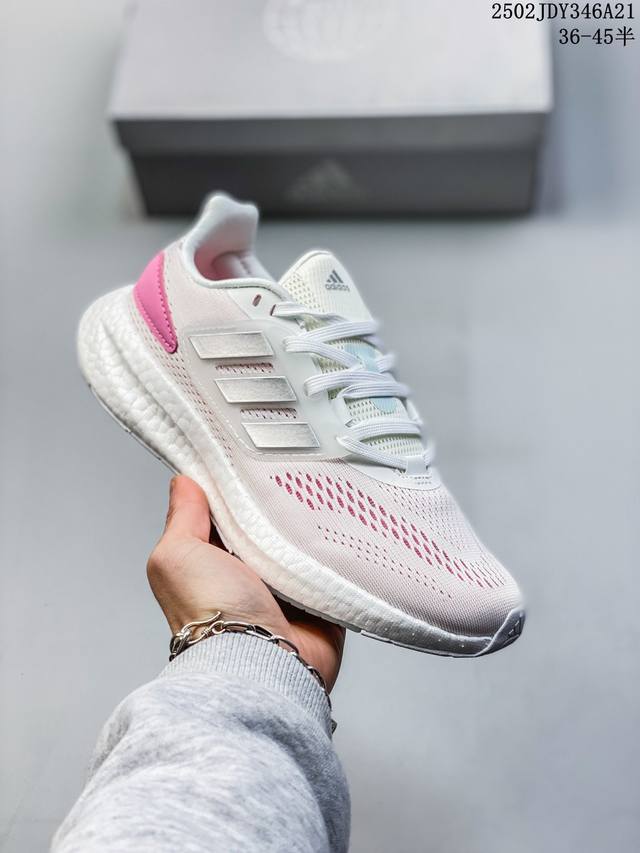 简介：阿迪达斯Adidas Pureboost 23 W 阿迪简约轻便透气爆米花休闲跑鞋。鞋款保持独特造型以及S型后跟设计 两侧支撑条提供安全稳定的支撑作用,后